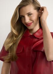 Czerwona skórzana koszula damska KOSDS-0007-4B(W26), zbliżenie na detal produktu, widok na modelce.