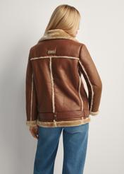 Brązowy krótki kożuch damski KOZDP-0001A-89(Z25), widok produktu tyłem na modelce, widoczna połowa sylwetki.