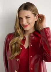 Czerwona krótka kurtka damska KURDS-0612-4B(W26), widok produktu od przodu na modelce, zbliżenie na tors.