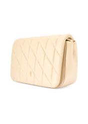 Kremowa torebka damska z przeszyciami TOREC-1151-0B(W26) - widok produktu po skosie, na białym tle. 