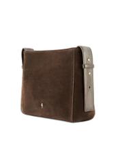 Skórzana torebka damska w kolorze brązowym TORES-1251-1I(W26) - widok produktu po skosie, na białym tle. 