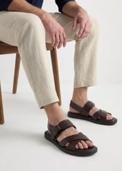 Skórzane sandały męskie w kolorze ciemnobrązowym BUTYM-0537-1I(W26), widok produktu z boku na stopach modela.