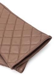 Skórzane camelowe rękawiczki damskie REKDS-0079A-24(Z25), zbliżenie na detal produktu, widok na białym tle.