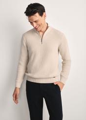 Beżowy sweter męski SWEMT-0175-80(Z25), widok produktu z przodu na modelu. Widoczna polowa sylwetki.