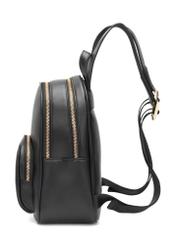 Mały czarny plecak damski TOREC-1026-99(W26), widok produktu z boku na białym tle.