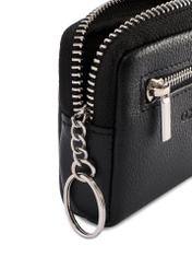 Czarny skórzany portfel męski PORMS-0689-9I(W26), zbliżenie na detal produktu na białym tle.