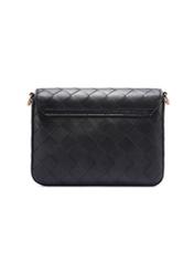 Czarna pleciona torebka damska TOREC-0767-9P(W26) - widok produktu z tyłu, na białym tle. 