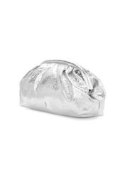 Srebrna skórzana torebka damska TORES-1175-92(Z25), widok produktu skosem na białym tle.