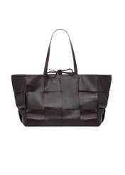 Brązowa duża skórzana torebka damska TORES-1299-1H(W26), widok produktu z przodu na białym tle.