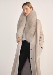 Jasnobeżowy dwustronny długi kożuch damski KOZDS-0089-3037(Z25) - widok produktu z przodu na białym tle. Widoczna sylwetka do kolan. 