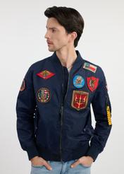 Granatowa męska kurtka pilotka TOP GUN KURMT-0381-69(W25) - widok z przodu na modelu na białym tle. Widoczna połowa sylwetki. 