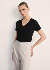 Czarny T-shirt damski w serek TSHDT-0118A-99(Z25), widok produktu z przodu na modelce. Widoczna połowa sylwetki.