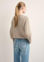 Sweter damski w kolorze chłodnego beżu SWEDT-0162-1J(Z26), widok produktu z tyłu na modelce. Widoczna połowa sylwetki. 