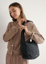 Nylonowa torebka damska w kolorze czarnym TOREN-0338-99(W26), widok produktu skosem na ramieniu modelki.