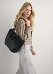 Duża czarna torebka shopper TOREC-1201-99(W26) - widok produktu lekko po skosie, na jasnym tle. Widoczna połowa sylwetki.