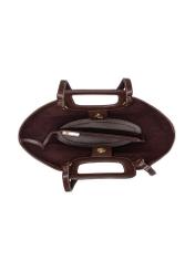 Ciemnobrązowa damska torebka z przeszyciami TOREC-1213-1H(W26), widok produktu w środku na białym tle.