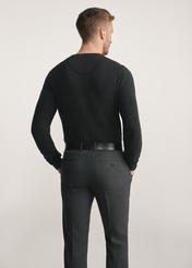 Sweter męski w kolorze czarnym SWEMT-0181-99(Z25), widok produktu z tyłu na modelu. Widoczna połowa sylwetki.