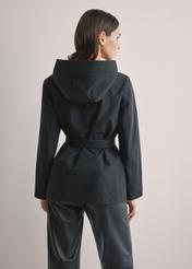 Dwustronna przejściowa kurtka damska KURDT-0655-9J(W26), widok produktu z tyłu na modelce. Widoczna połowa sylwetki.