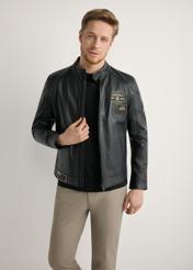 Skórzana czarna kurtka męska KURMS-0301A-99(W26) - widok produktu z przodu, na modelu, na jasnym tle. Widoczna połowa sylwetki. 