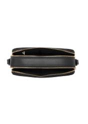 Czarna mała torebka damska TOREC-1172-99(W26), widok produktu w środku na białym tle.