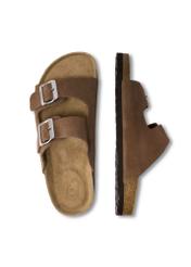 Skórzane klapki męskie w kolorze camelowym BUTYM-0495-1D(W26) - widok produktu z góry, na białym tle.