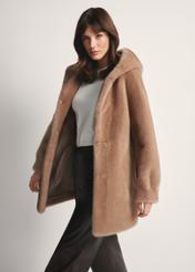Beżowe futro damskie z kapturem FUTDP-0062-81(Z25), widok produktu z przodu na modelce. Widoczna połowa sylwetki.