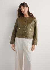 Krótka skórzana kurtka damska khaki KURDS-0590-8D(W26), widok produktu z przodu na modelce. Widoczna połowa sylwetki.