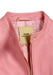 Różowa skórzana kurtka damska KURDS-0575-5B(W26), zbliżenie na detal produktu na białym tle.