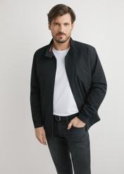 Czarna lekka kurtka przejściowa męska KURMT-0370-99(W25), widok produktu z przodu na modelu. Widoczna połowa sylwetki.