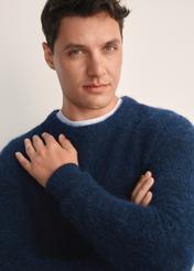Granatowy sweter męski z wełną SWEMT-0171-68(Z25), zbliżenie na produkt na modelu.