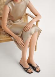 Ciemnobrązowe skórzane klapki damskie BUTYD-1227-1I(W26), widok produktu z boku na stopach modelki.