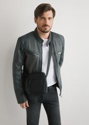 Czarna saszetka męska na ramię TORMN-0391-99(W26) - widok produktu z przodu, na modelu, na jasnym tle. Widoczna sylwetka do kolan.