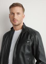 Czarna kurtka skórzana męska KURMS-0400-99(W26), zbliżenie na produkt na sylwetce modela.