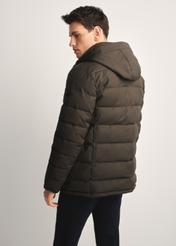 Oliwkowa zimowa kurtka męska KURMT-0379-57(Z25) - widok produktu z tyłu na modelu na białym tle. Widoczna połowa sylwetki.