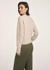 Beżowy sweter damski SWEDT-0242-80(Z25), widok produktu z tyłu na modelce. Widoczna połowa sylwetki.