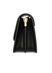 Czarna torebka damska z imitacji skóry TOREC-1081-99(W26), widok produktu z boku na białym tle.