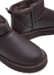 Ciemnobrązowe skórzane śniegowce damskie BUTYD-1219-1I(Z26), zbliżenie na produkt na białym tle.