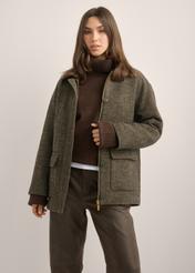 Płaszcz damski w jodełkę PLADT-0083-1L(Z26) - widok produktu z przodu, na modelce, na jasnym tle. Widoczna sylwetka do kolan. 
