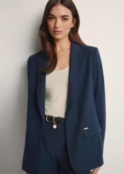 Marynarka damska w kolorze granatowym ZAKDT-0031A-7E(W26), widok produktu z przodu na modelce. Widoczna połowa sylwetki.