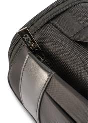 Duża czarna kosmetyczka męska TORMN-0405-99(W26), zbliżenie na detal produktu, widok na białym tle.