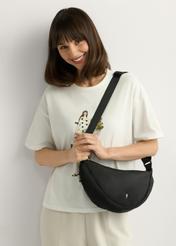 Czarna nylonowa torebka damska TOREN-0342-99(W26) - widok produktu z przodu, na modelce, na białym tle. 