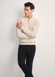 Beżowy sweter męski SWEMT-0175-80(Z25), widok produktu z przodu na modelu. Widoczna polowa sylwetki.