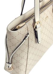 Kremowa torebka shopper z monogramem TOREC-1029-0P(W26) - zbliżenie na detal na białym tle. 