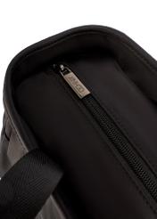 Czarna torebka typu lunchbox TOREN-0346-99(W26) - zbliżenie na detal, na białym tle. 