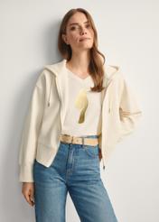 Kremowa bluza damska z kapturem BLZDT-0113-12(Z25), widok produktu przodem na modelce, widoczna połowa sylwetki.
