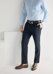 Ciemnobrązowe skórzane mokasyny męskie BUTYM-0502-1I(W26), widok produktu z boku na stopach modela, na jasnym tle.