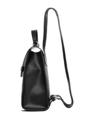 Czarny elegancki plecak damski TOREC-1281-99(Z26) - widok produktu z boku, na białym tle.