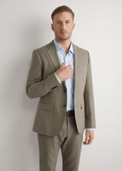 Ciemnobrązowa garniturowa marynarka męska MARMT-0013-1I(W26), widok produktu z przodu na modelu. Widoczna połowa sylwetki.