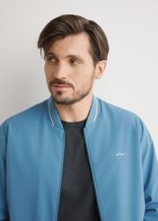 Niebieska nylonowa kurtka męska KURMT-0416-7C(W26), zbliżenie na produkt na sylwetce modela.