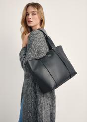 Czarna elegancka shopperka damska TORES-1200-99(Z25), widok produktu na ramieniu modelki na jasnym tle.